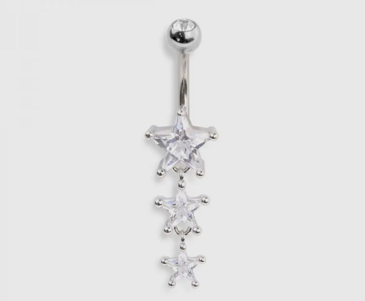 Troublemaker Twinkle belly button ring
Sweet sparkle meets rebel energy. This belly button ring is made for the girls who look innocent but stay stirring things up. From the beautiful silvertone finish to the cascading trio of crystal clear genuine CZ stars that catch the light with every move this piece serves a major main character glow from day to night. Whether you’re rocking crop tops, festival fits or just feeling extra this piece brings bold shine with underground attitude. Exclusive to our SSB Unde